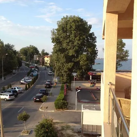 Alexandra Apolonia *