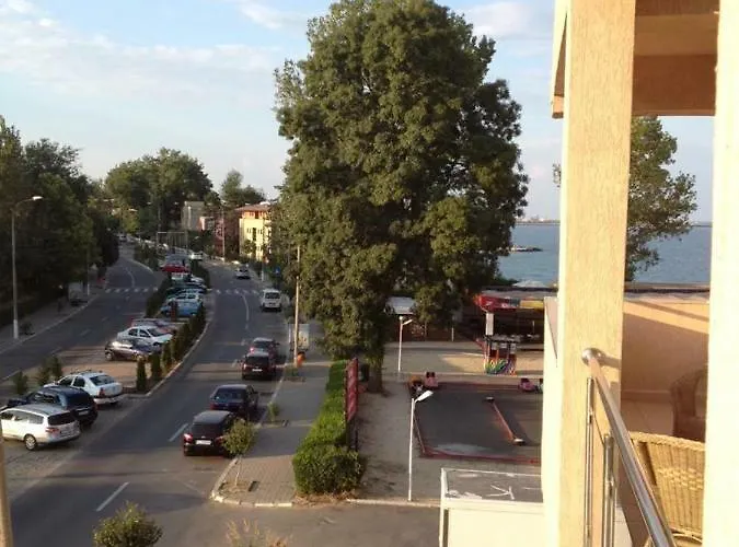 Alexandra Apolonia *